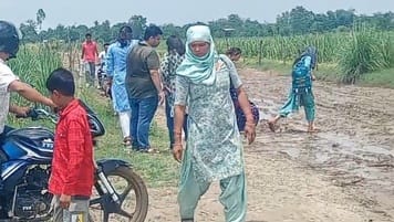 शारदा नदी का जलस्तर बढ़ने से नदी रास्तों पर भरे पानी और कीचड़ से गुजरते बाइक सवार स्रोत:राहगीर शारदा नदी का जलस्तर बढ़ने से नदी रास्तों पर भरे पानी और कीचड़ से गुजरते बाइक सवार स्रोत:राहगीर