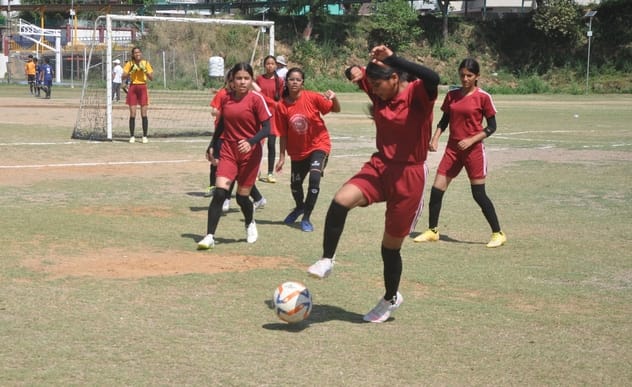 धर्मशाला के पुलिस मैदान में फुटबाल एसोसिएशन धर्मशाला की अंडर-14 स्कूली फुटबाल प्रतियोगिता के गर धर्मशाला के पुलिस मैदान में फुटबाल एसोसिएशन धर्मशाला की अंडर-14 स्कूली फुटबाल प्रतियोगिता के गर