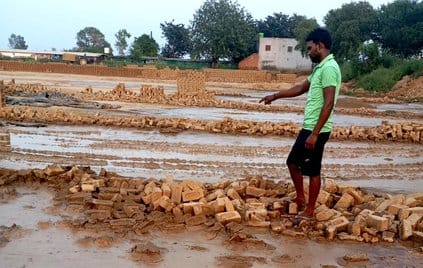 बागपत के नौरोजपुर गांव स्थित भट्टे पर बारिश के दौरान से नष्ट हुई ईंट। संवाद