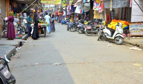 भीषण गर्मी में चेहरे को कपड़े से ढक्कर इंद्रा चौक से गुजरतीं युवतियां। संवाद भीषण गर्मी में चेहरे को कपड़े से ढक्कर इंद्रा चौक से गुजरतीं युवतियां। संवाद