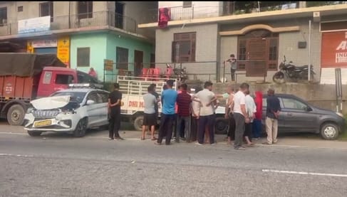 घुमारवीं के पट्टा गांव के पास हाईवे पर ट्रक की टक्कर से क्षतिग्रस्त हुए वाहन। संवाद घुमारवीं के पट्टा गांव के पास हाईवे पर ट्रक की टक्कर से क्षतिग्रस्त हुए वाहन। संवाद