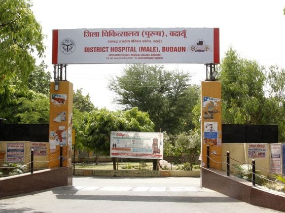 जिला अस्पताल में मरीज को व्हील चेयर पर ले जाते तीमारदार। संवाद जिला अस्पताल में मरीज को व्हील चेयर पर ले जाते तीमारदार। संवाद