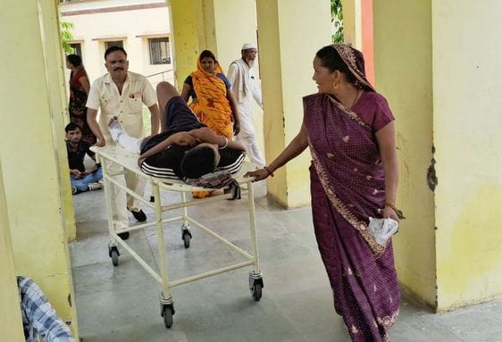 जिला अस्पताल में मरीज को व्हील चेयर पर ले जाते तीमारदार। संवाद जिला अस्पताल में मरीज को व्हील चेयर पर ले जाते तीमारदार। संवाद