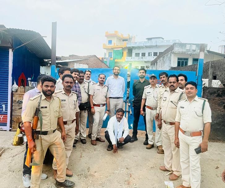 कार्यवाही करती हुई टीम