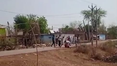 कांग्रेस नेता और सरपंच पर जबरन ज़मीन कब्जाने का आरोप, महिला को घसीटकर मारा लाइव वीडियो वायरल।