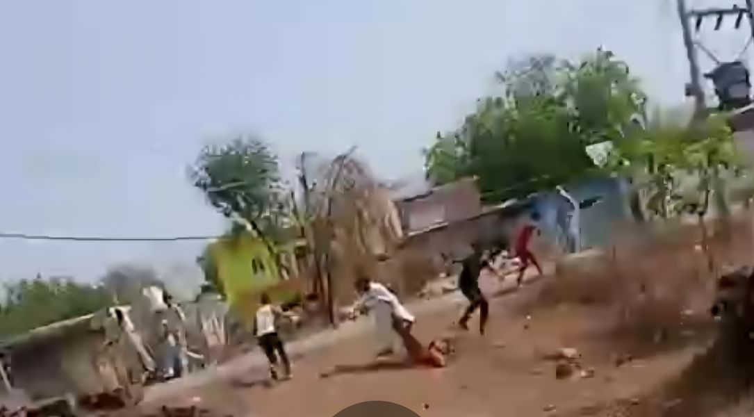 कांग्रेस नेता और सरपंच पर जबरन ज़मीन कब्जाने का आरोप, महिला को घसीटकर मारा लाइव वीडियो वायरल।