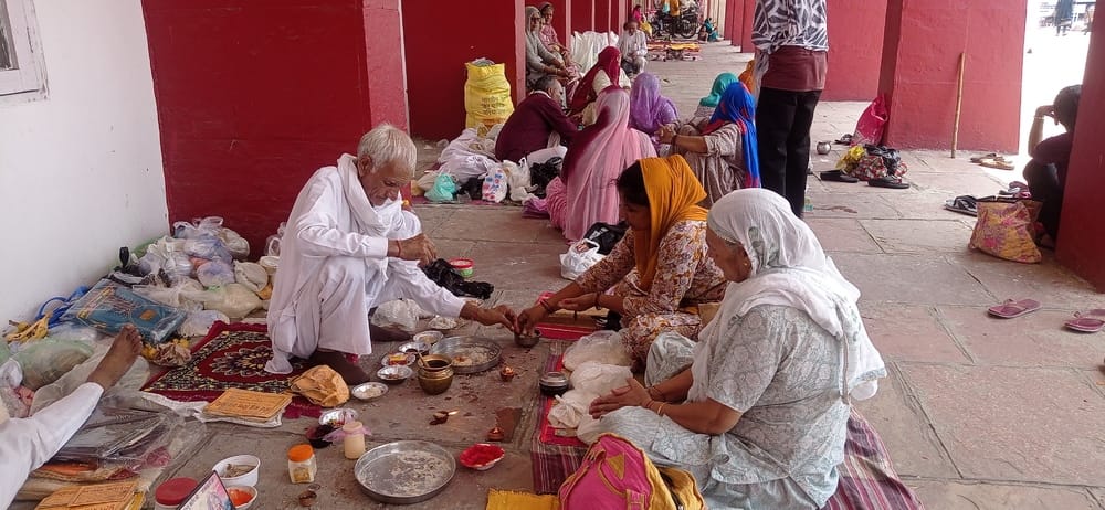 कुरुक्षेत्र। पवित्र ब्रह्मसरोव में स्नान करते श्रद्धालु। संवाद
