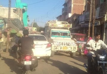 खीरी टाउन में मोड़ के पास लगा जाम। संवाद