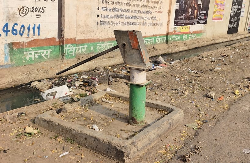 नई बस्ती में काफी समय से खराब हैंड पंप। संवाद नई बस्ती में काफी समय से खराब हैंड पंप। संवाद