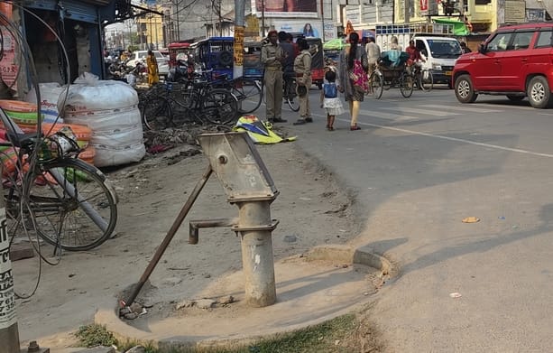 नई बस्ती में काफी समय से खराब हैंड पंप। संवाद नई बस्ती में काफी समय से खराब हैंड पंप। संवाद