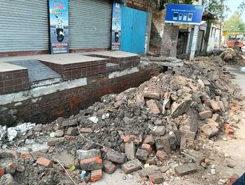 शहर में डिग्री कॉलेज चौराहे के पास अधूरा पड़ा नाला। संवाद शहर में डिग्री कॉलेज चौराहे के पास अधूरा पड़ा नाला। संवाद