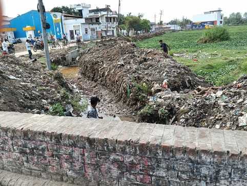 शहर में डिग्री कॉलेज चौराहे के पास अधूरा पड़ा नाला। संवाद शहर में डिग्री कॉलेज चौराहे के पास अधूरा पड़ा नाला। संवाद