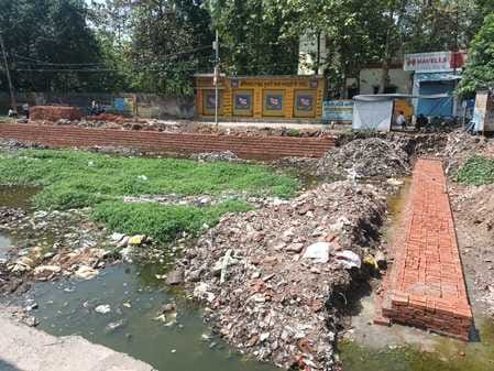 शहर में डिग्री कॉलेज चौराहे के पास अधूरा पड़ा नाला। संवाद शहर में डिग्री कॉलेज चौराहे के पास अधूरा पड़ा नाला। संवाद
