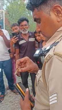 बस्तौरा गांव में गोली चलने के बाद मौके पहुंचे ग्रामीण स्रोत ग्रामीण बस्तौरा गांव में गोली चलने के बाद मौके पहुंचे ग्रामीण स्रोत ग्रामीण