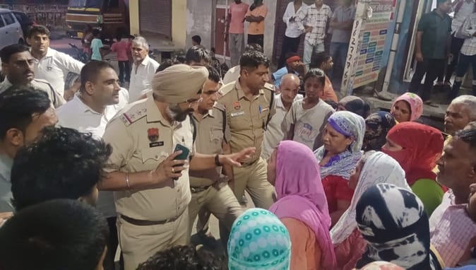 फोटो 21: सोनीपत के गन्नौर में रेहड़ा बस्ती रोड पर पेयजल समस्या को लेकर जाम लगाए खड़े लोग। संवाद