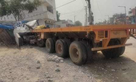 -फोटो 67 : दुर्गा कॉलोनी में फुटपाथ पर चढ़ा ट्रक व क्षतिग्रस्त वाहन। संवाद -फोटो 67 : दुर्गा कॉलोनी में फुटपाथ पर चढ़ा ट्रक व क्षतिग्रस्त वाहन। संवाद