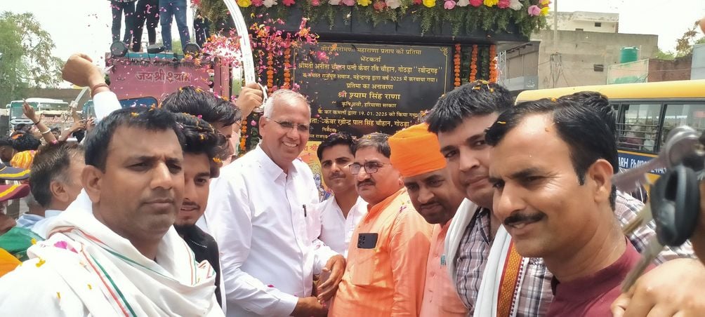 फोटो संख्या:61- स्टेट हाईवे 148बी पर शोभा यात्रा निकालते राजपुत समाज के लोग--संवाद