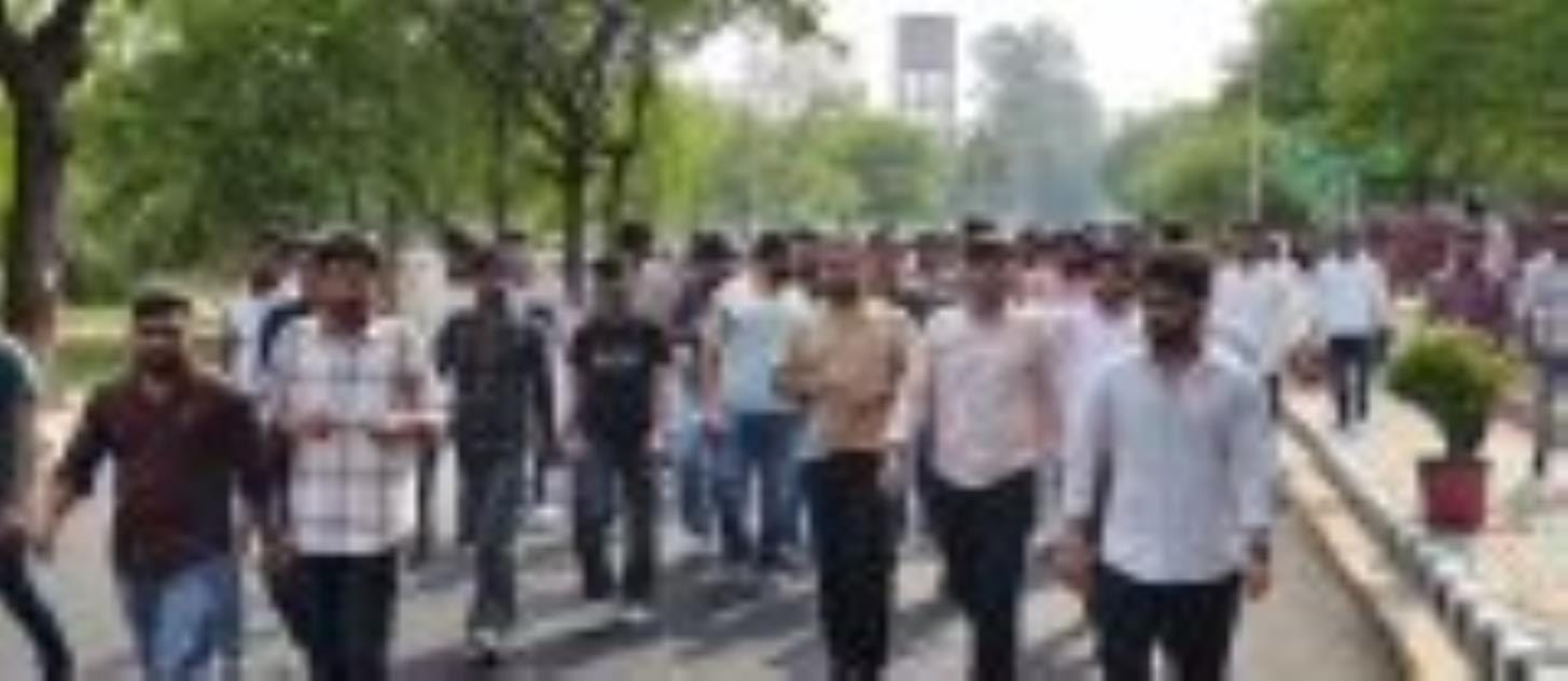 हिसार एच एयू में वीसी के घर के बाहर प्रदर्शन करते छात्र। हिसार एच एयू में वीसी के घर के बाहर प्रदर्शन करते छात्र।
