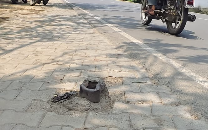 मोहल्ला शास्त्री नगर में सड़क किनारे बिजली खंभे का अवशेष दे रहा हादसे को दावत। संवाद