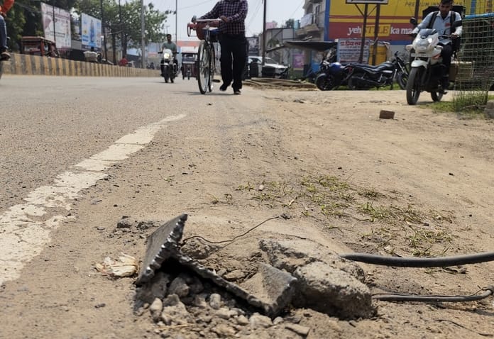 मोहल्ला शास्त्री नगर में सड़क किनारे बिजली खंभे का अवशेष दे रहा हादसे को दावत। संवाद