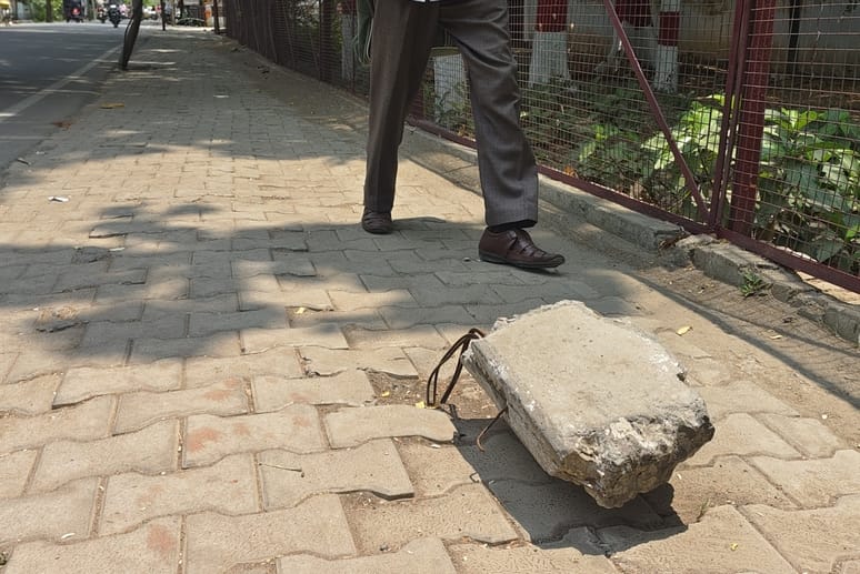 मोहल्ला शास्त्री नगर में सड़क किनारे बिजली खंभे का अवशेष दे रहा हादसे को दावत। संवाद