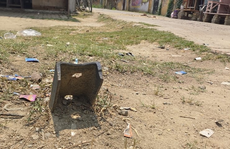 मोहल्ला शास्त्री नगर में सड़क किनारे बिजली खंभे का अवशेष दे रहा हादसे को दावत। संवाद