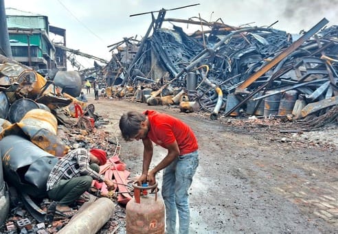 मेंथा फैक्टरी में गैस कटर से मलबा काटने में जुटे गाजियाबाद के मजदूर। संवाद