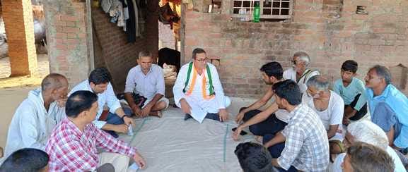 मेंथा फैक्टरी में गैस कटर से मलबा काटने में जुटे गाजियाबाद के मजदूर। संवाद