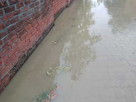 निघासन में बरसात होने से तालाब बनी सड़कें। संवाद
