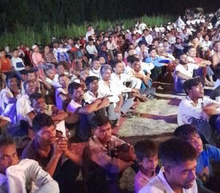 रासलीला में कृष्ण की भक्ति और दर्शक। -संवाद