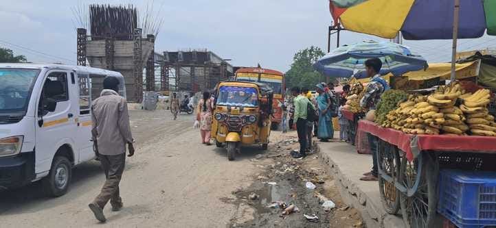 शहर के असम चौराहे से बरेली जाने वाला मार्ग। संवाद