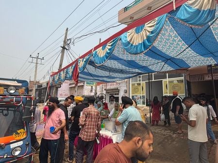 30जेएनडी03-गुरमुख सिंह का रागी जत्था गुरुबाणी गायन करते हुए। स्रोत श्रद्धालु