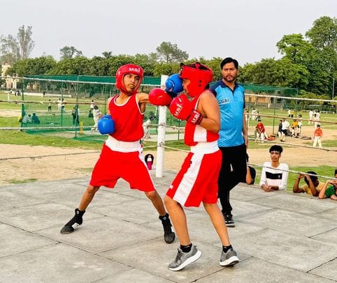 अंबाला कैंट के एसडी कॉलेज की बॉक्सिंग रिंग में ट्रायलों की शुरूआत करती हुई इंटरनेशनल बॉक्सिंग अंबाला कैंट के एसडी कॉलेज की बॉक्सिंग रिंग में ट्रायलों की शुरूआत करती हुई इंटरनेशनल बॉक्सिंग