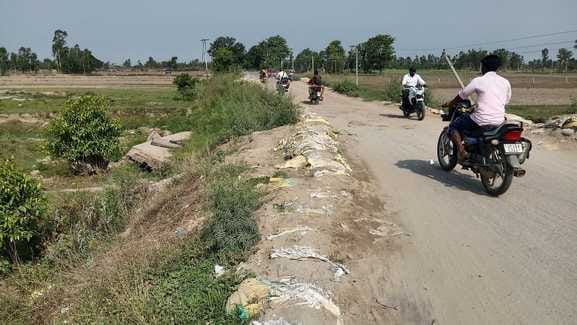 अमरिया क्षेत्र के भगा मोहम्मदगंज का कटा पड़ा पुल का संपर्क मार्ग से बाॅस-बल्ली डालकर किया जा रह अमरिया क्षेत्र के भगा मोहम्मदगंज का कटा पड़ा पुल का संपर्क मार्ग से बाॅस-बल्ली डालकर किया जा रह