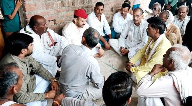 मेंथा फैक्टरी सेमलबा हटाती पोकलेन मशीन। संवाद