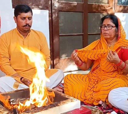 मेंथा फैक्टरी सेमलबा हटाती पोकलेन मशीन। संवाद