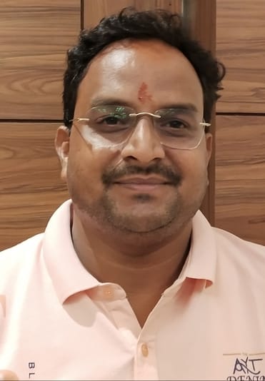 रेलवे क्रासिंग पर लगा जाम। संवाद रेलवे क्रासिंग पर लगा जाम। संवाद