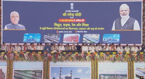 रिमोट का बटन दबाते पीएम, एनएसटीपीएस स्टेज-2 का शिलापट्ट, मंचस्थ पीएम व सभा को संबोधित करते पीएम रिमोट का बटन दबाते पीएम, एनएसटीपीएस स्टेज-2 का शिलापट्ट, मंचस्थ पीएम व सभा को संबोधित करते पीएम