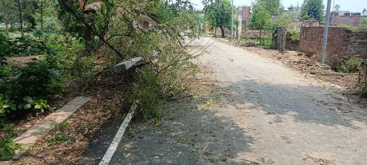 शहर में फाल्ट की समस्या के बाद मरम्मत करने पहुंचे कर्मचारी। स्रोत नागरिक शहर में फाल्ट की समस्या के बाद मरम्मत करने पहुंचे कर्मचारी। स्रोत नागरिक
