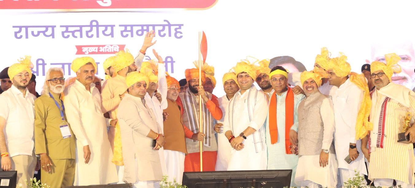 30सीटीके03...गोहाना की बेटी सानिया को सम्मानित करते मुख्यमंत्री नायब सिंह सैनी व साथ मौजूद भाजप 30सीटीके03...गोहाना की बेटी सानिया को सम्मानित करते मुख्यमंत्री नायब सिंह सैनी व साथ मौजूद भाजप
