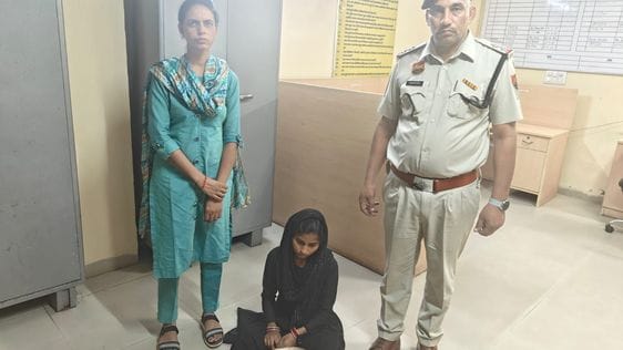 30सीटीके15...रोहतक के अजायब गांव में 11 माह पहले शादी के बाद पति मोहित के साथ प्रियंका। स्रोत :