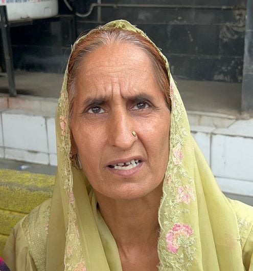 30सीटीके17 नया बस अड्डा पर शुक्रवार को बसों के लिए इंतजार करते यात्री। संवाद 30सीटीके17 नया बस अड्डा पर शुक्रवार को बसों के लिए इंतजार करते यात्री। संवाद