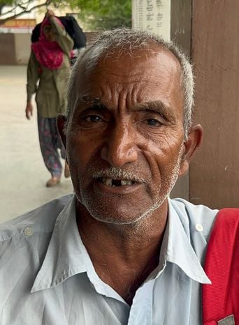 30सीटीके17 नया बस अड्डा पर शुक्रवार को बसों के लिए इंतजार करते यात्री। संवाद 30सीटीके17 नया बस अड्डा पर शुक्रवार को बसों के लिए इंतजार करते यात्री। संवाद