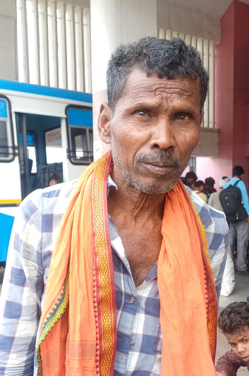 अंबाला छावनी बस स्टैंड पर बस की इंतजार करते यात्री। संवाद अंबाला छावनी बस स्टैंड पर बस की इंतजार करते यात्री। संवाद