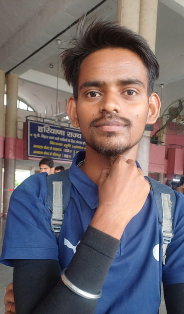 अंबाला छावनी बस स्टैंड पर बस की इंतजार करते यात्री। संवाद अंबाला छावनी बस स्टैंड पर बस की इंतजार करते यात्री। संवाद