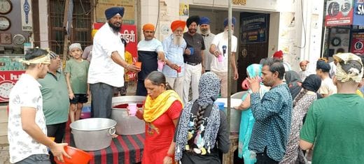 फोटो 02- सोनीपत के राज मोहल्ला स्थित गुरुद्वारा श्री गुरु तेग बहादुर साहिब में गुरु अर्जुन दे फोटो 02- सोनीपत के राज मोहल्ला स्थित गुरुद्वारा श्री गुरु तेग बहादुर साहिब में गुरु अर्जुन दे