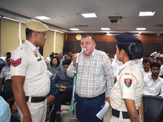 फोटो 17: सोनीपत लघु सचिवालय में जिला परिवाद एवं कष्ट निवारण समिति की बैठक के दौरान खेल राज्य म फोटो 17: सोनीपत लघु सचिवालय में जिला परिवाद एवं कष्ट निवारण समिति की बैठक के दौरान खेल राज्य म
