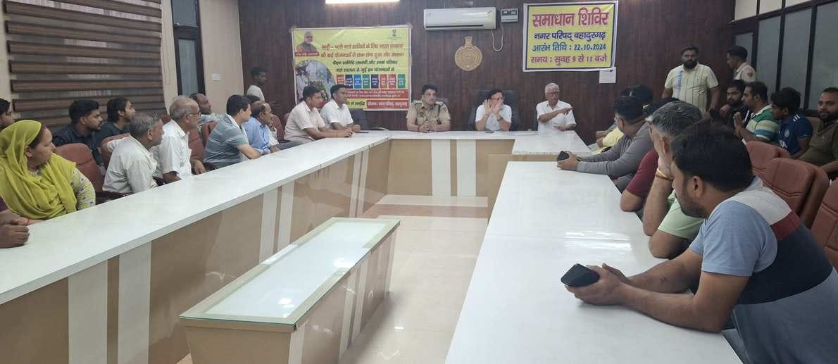 -फोटो 51 : दुकानों के बाहर लगे रोलिंग शेड को जेसीबी से हटाता नप दस्ता। संवाद