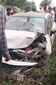 हल्दौर क्षेत्र के गांव रुस्तमपुर में नहर के पास के सड़क दुर्घटना में दूध विक्रेता की मौत पर जाम