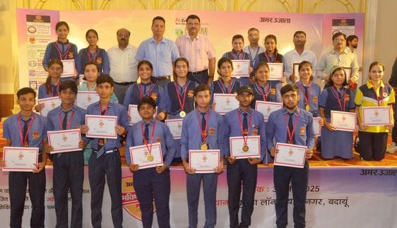 कृष्णा लॉन में अमर उजाला भविष्य ज्योति सम्मान समारोह में मौजूद सीडीओ केशव कुमार एडीएम प्रशासन अ कृष्णा लॉन में अमर उजाला भविष्य ज्योति सम्मान समारोह में मौजूद सीडीओ केशव कुमार एडीएम प्रशासन अ